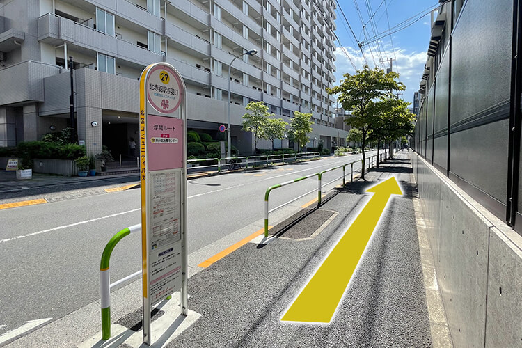 バスの進行方向と逆に直進
